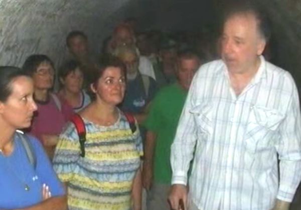 VEMIRC - Veljko Milković predvodi grupu turista kroz podzemne hodnike Petrovaradinske tvrđave
